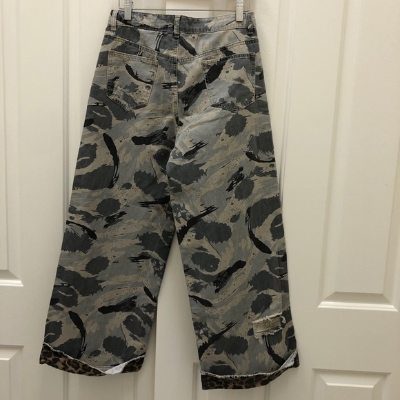 POL Camo Cheetah High Rise Cropped Jeans - Picture 4 of 9
